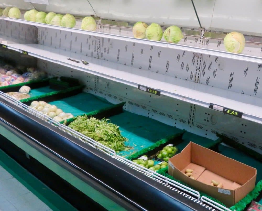 Traurige Reste im Gemüseregal im Supermarkt in Majuro, Marschall Inseln