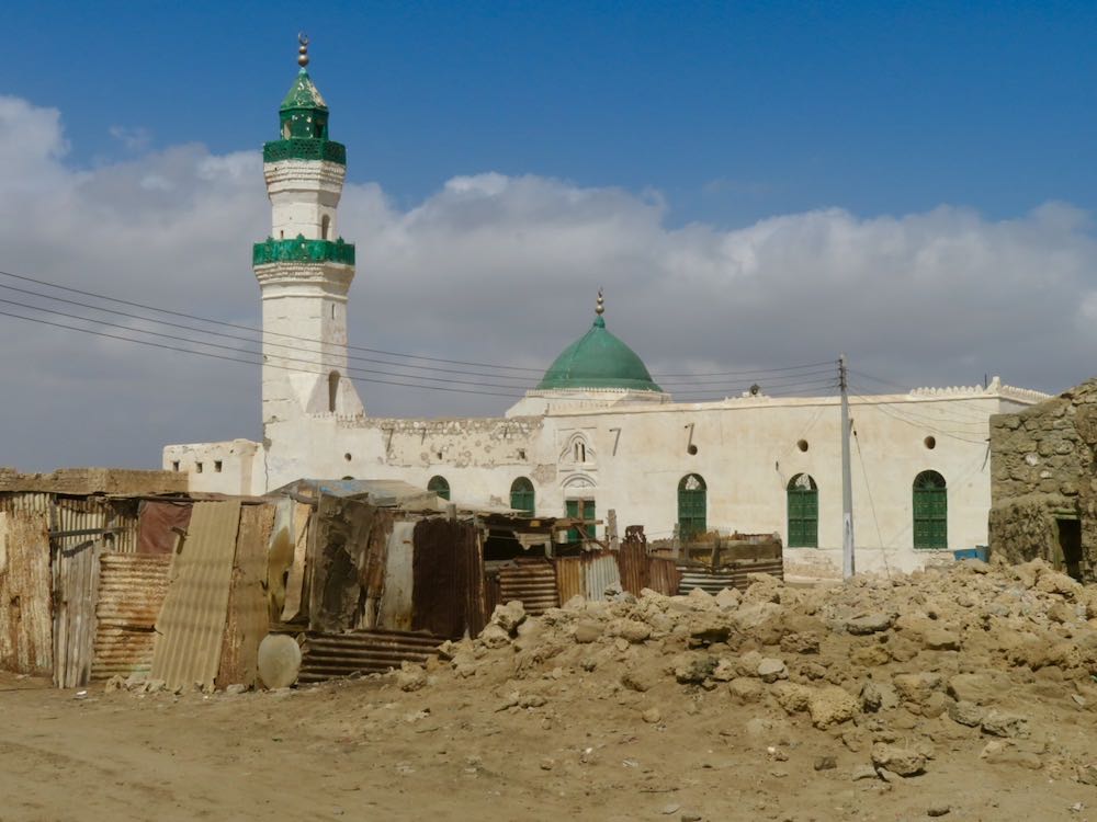 Moschee mit Wellblechhütten in Suakin