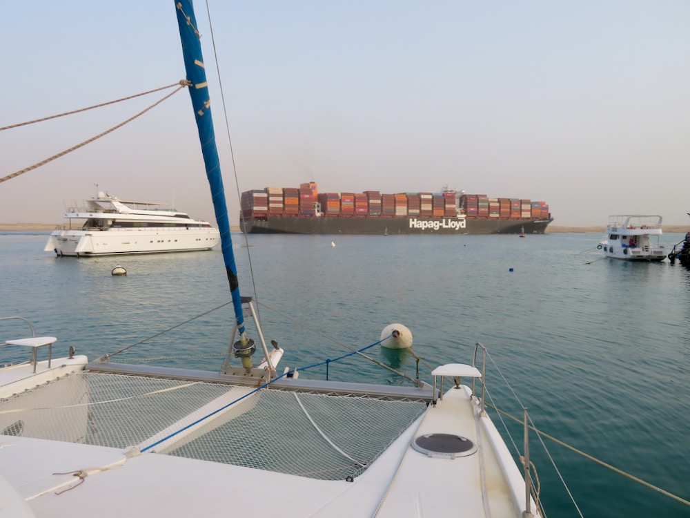 Im Suez Yacht Club unmittelbar neben dem Kanal