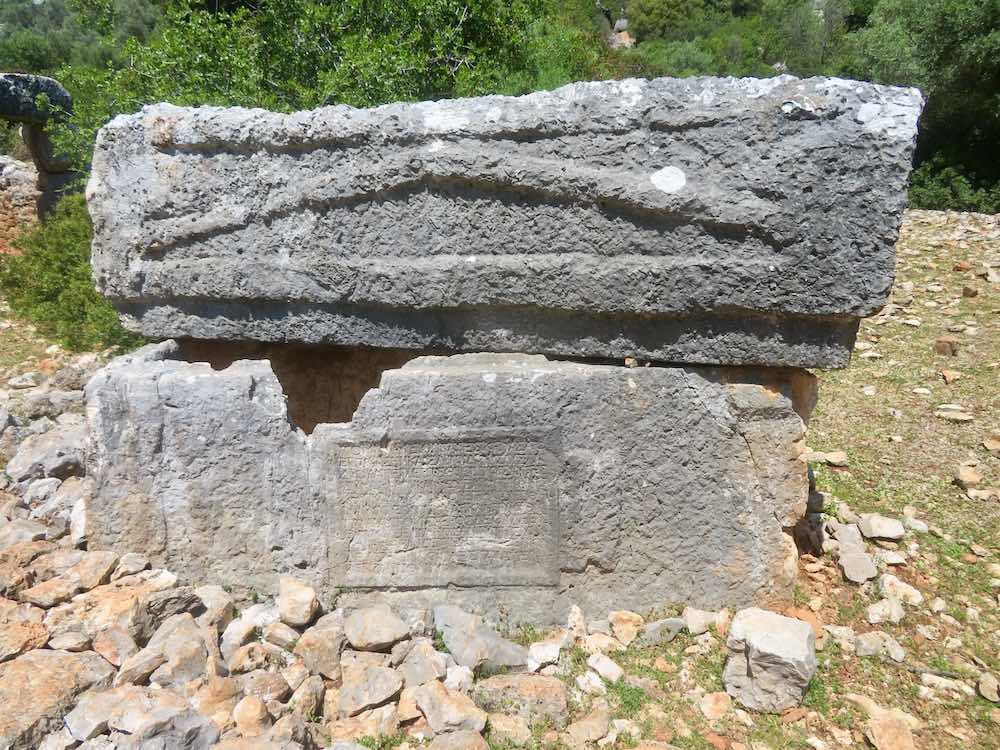 Lykisches Grab mit Inschrift in Aperlai